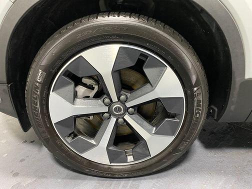 2024 Volvo XC40 B5 Plus Bright Theme