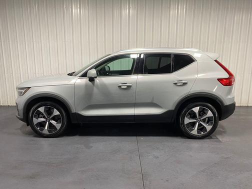 2024 Volvo XC40 B5 Plus Bright Theme