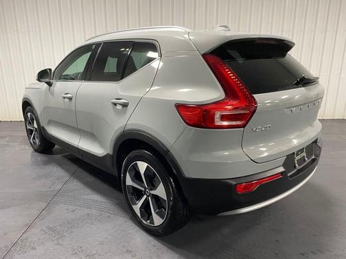 2024 Volvo XC40 B5 Plus Bright Theme