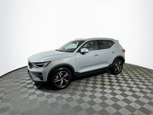 2025 Volvo XC40 B5 Core Bright Theme