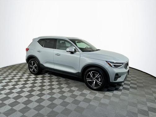 2025 Volvo XC40 B5 Core Bright Theme