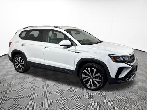 Pure White 2023 Volkswagen Taos 1.5T SE