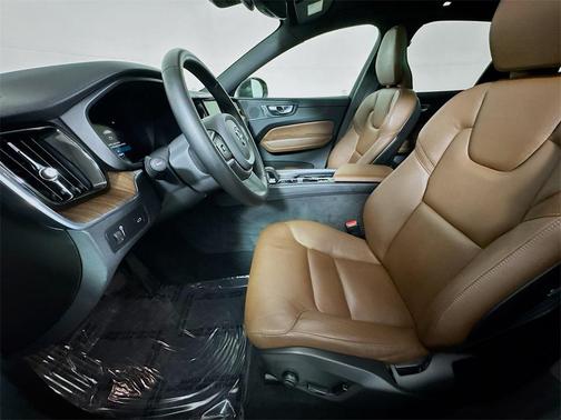 2022 Volvo XC60 B5 Momentum