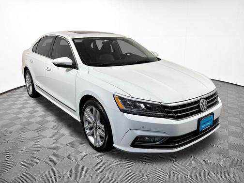 Pure White 2017 Volkswagen Passat 1.8T SE w/Technology