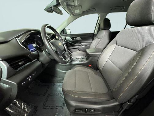 Graphite Metallic 2021 Chevrolet Traverse LT Cloth