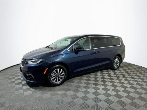 2022 Chrysler Pacifica Hybrid Touring L