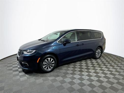 2022 Chrysler Pacifica Hybrid Touring L