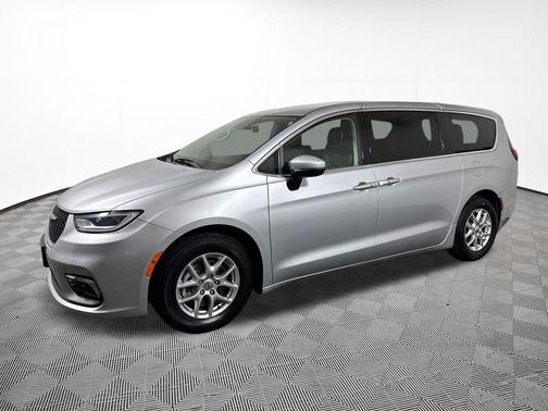 Silver Mist Clearcoat 2023 Chrysler Pacifica Touring L