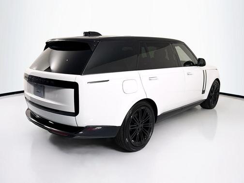 Fuji White 2026 Land Rover Range Rover P400 SE 7 Seat