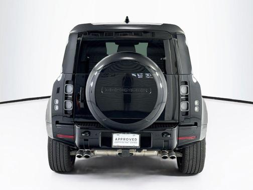 Santorini Black Metallic 2024 Land Rover Defender V8