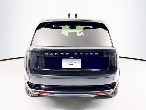 Santorini Black 2026 Land Rover Range Rover P550e SE