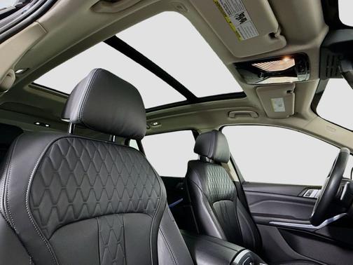 Black Sapphire Metallic 2023 BMW X7 xDrive40i