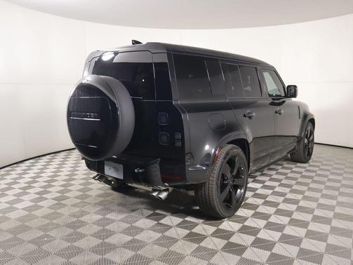 2026 Land Rover Defender 110 V8