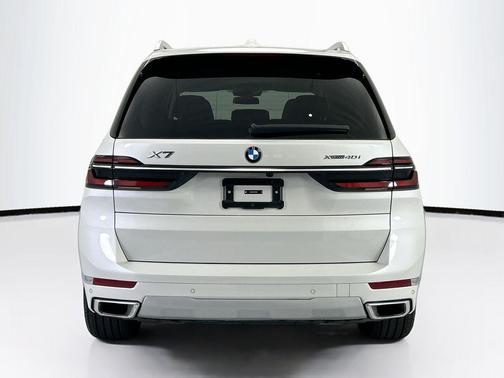 White Metallic 2026 BMW X7 xDrive40i