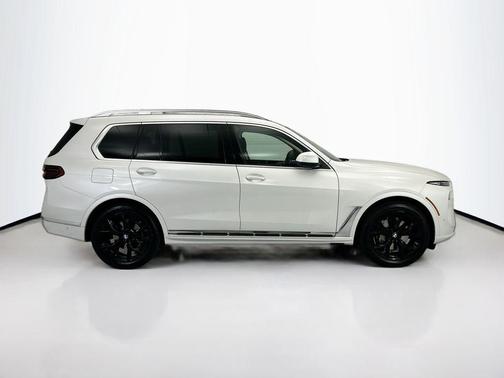 White Metallic 2026 BMW X7 xDrive40i