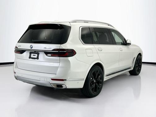 White Metallic 2026 BMW X7 xDrive40i