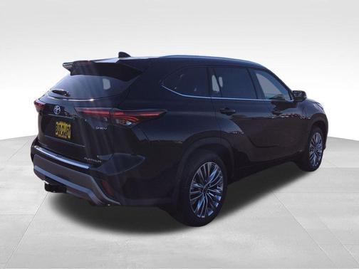 Black 2026 Toyota Highlander Hybrid Platinum