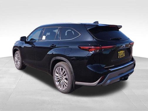 Black 2026 Toyota Highlander Hybrid Platinum