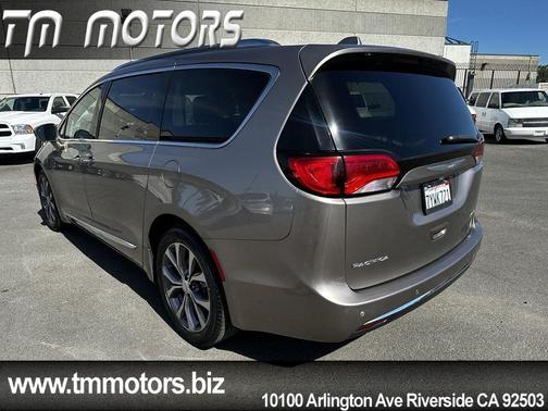 Molten Silver 2017 Chrysler Pacifica Limited