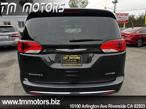 Brilliant Black Crystal Pearlcoat 2017 Chrysler Pacifica Limited