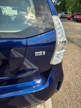 2014 Toyota Prius v Five
