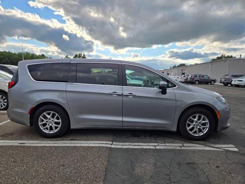 2020 Chrysler Voyager LX
