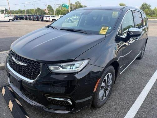 Brilliant Black Crystal Pearlcoat 2023 Chrysler Pacifica Hybrid Limited
