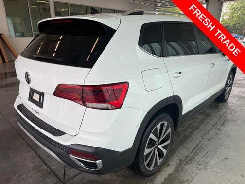 Pure White 2022 Volkswagen Taos 1.5T SE