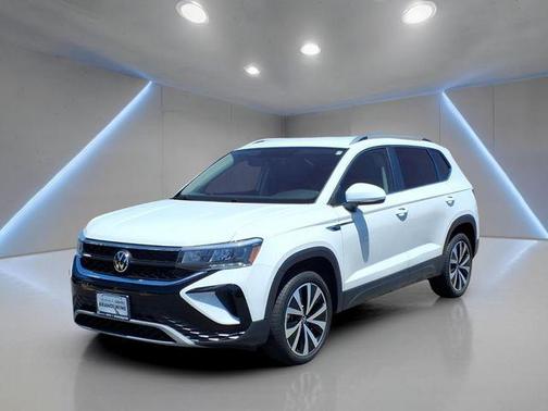 Pure White 2022 Volkswagen Taos 1.5T SE