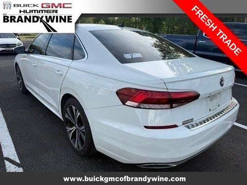 Pure White 2022 Volkswagen Passat 2.0T SE