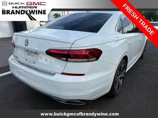 Pure White 2022 Volkswagen Passat 2.0T SE