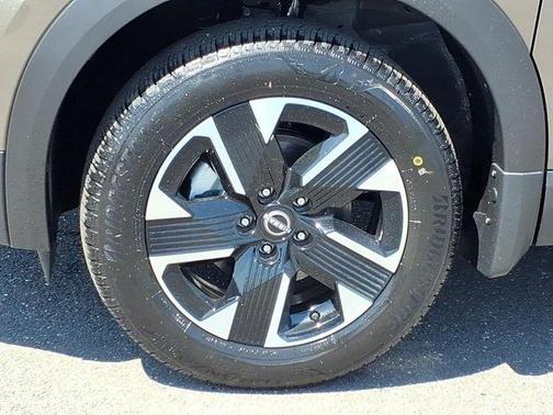 Canyon Bronze Metallic 2026 Nissan Kicks SV