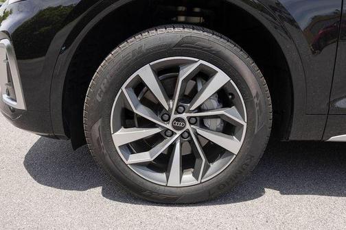 Mythos Black Metallic 2024 Audi Q5 45 S line quattro Premium