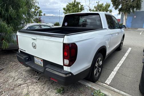 White Diamond Pearl 2017 Honda Ridgeline RTL
