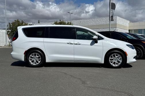 Bright White Clearcoat 2023 Chrysler Voyager LX