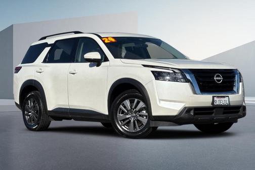 White 2024 Nissan Pathfinder SV