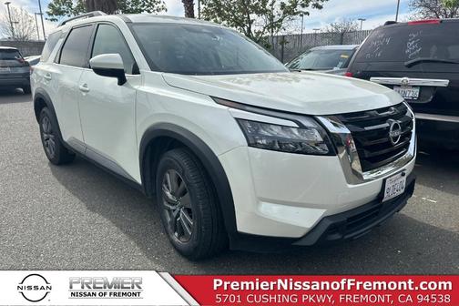 White 2024 Nissan Pathfinder SV