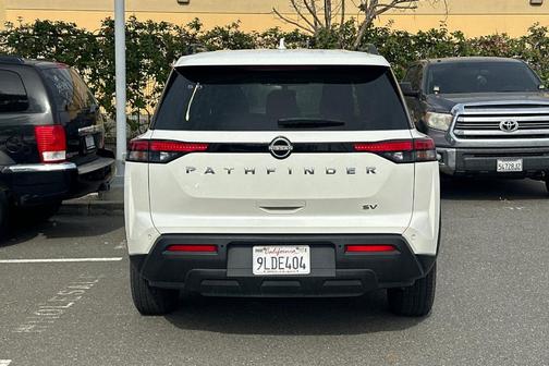 White 2024 Nissan Pathfinder SV