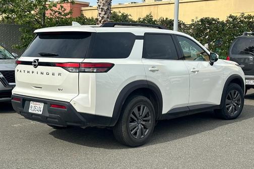 2024 Nissan Pathfinder SV