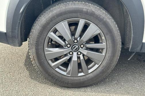 White 2024 Nissan Pathfinder SV