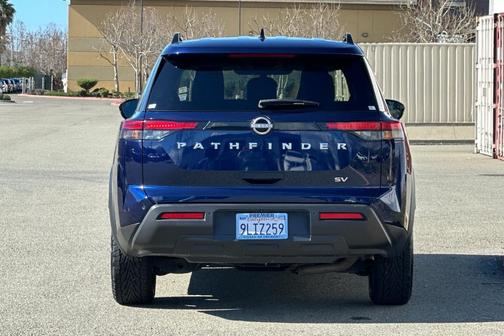 2024 Nissan Pathfinder SV
