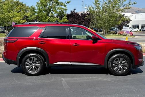 2022 Nissan Pathfinder SV