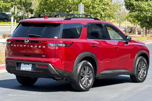 2022 Nissan Pathfinder SV