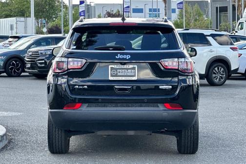 Diamond Black 2022 Jeep Compass Latitude