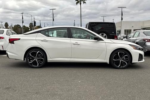 2025 Nissan Altima SR