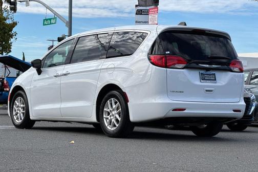 2024 Chrysler Voyager LX