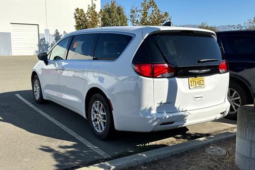 2024 Chrysler Voyager LX