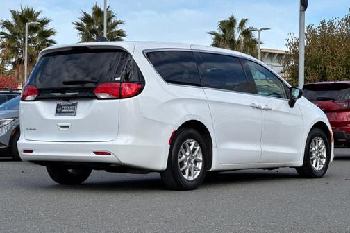 2024 Chrysler Voyager LX