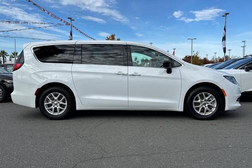 2024 Chrysler Voyager LX