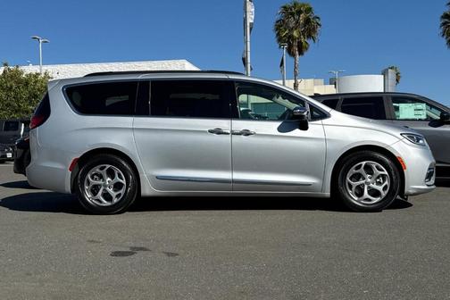Silver Mist Clearcoat 2023 Chrysler Pacifica Limited